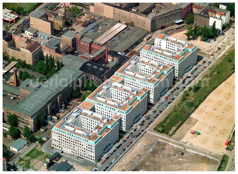 Aerial photograph Berlin - Büro- und Geschäftshausneubau Stettiner Carree der ECE Projektmanagement und der WAYSS&FREYTAG AG auf dem Gelände des ehem. Grenzstreifens am Nordbahnhof in Berlin-Mitte / Wedding.