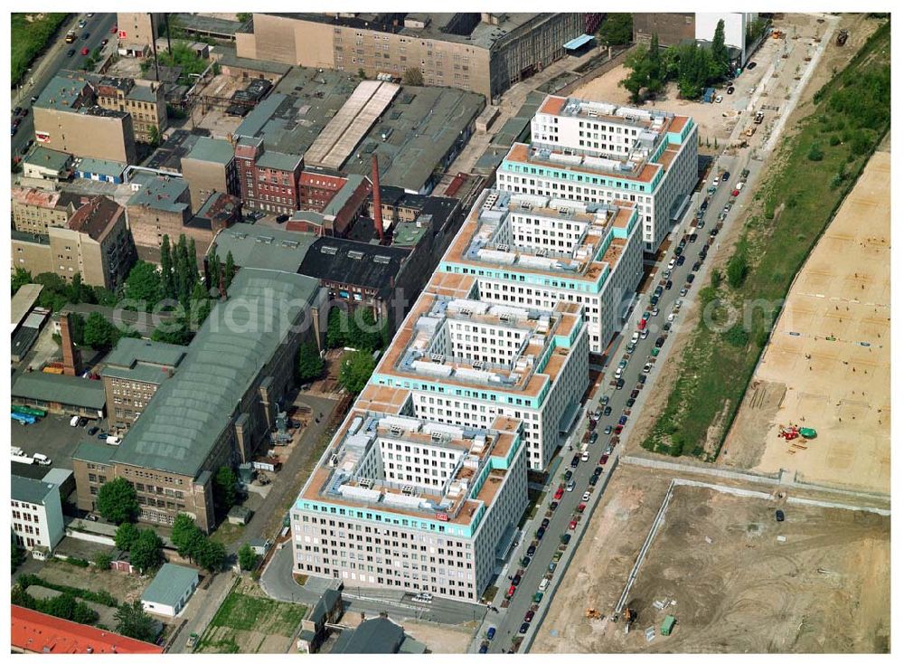 Berlin from above - Büro- und Geschäftshausneubau Stettiner Carree der ECE Projektmanagement und der WAYSS&FREYTAG AG auf dem Gelände des ehem. Grenzstreifens am Nordbahnhof in Berlin-Mitte / Wedding.