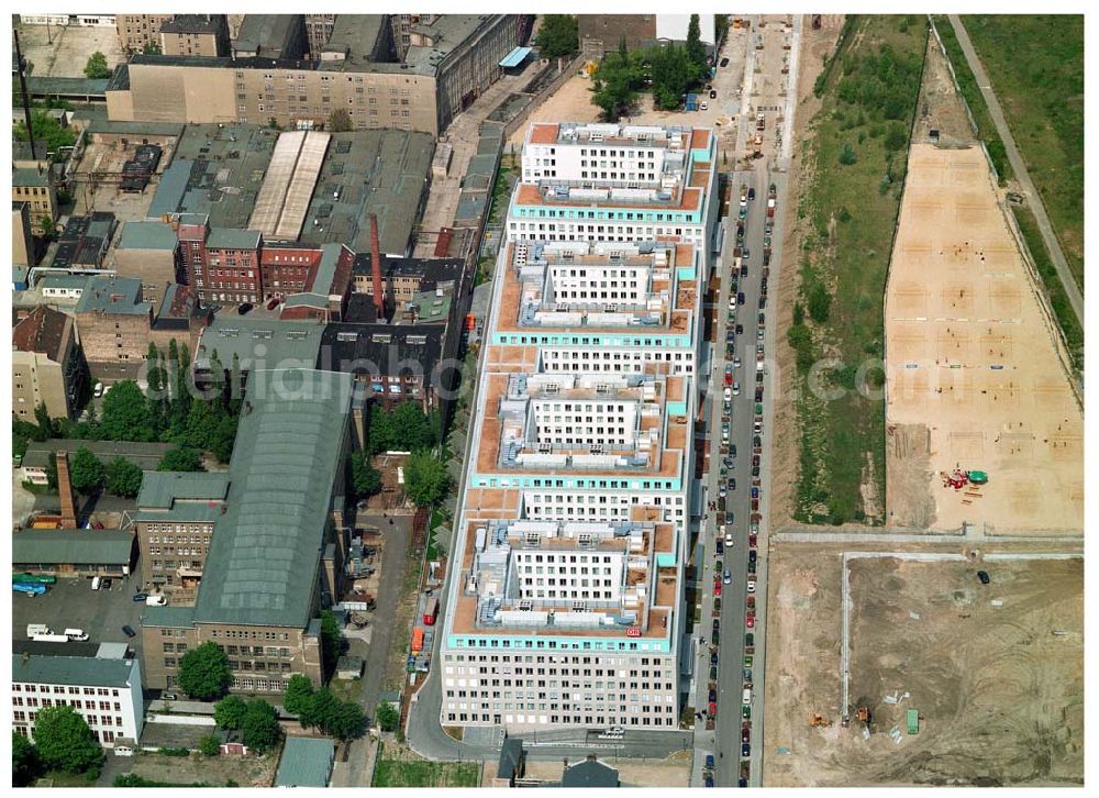 Berlin from the bird's eye view: Büro- und Geschäftshausneubau Stettiner Carree der ECE Projektmanagement und der WAYSS&FREYTAG AG auf dem Gelände des ehem. Grenzstreifens am Nordbahnhof in Berlin-Mitte / Wedding.