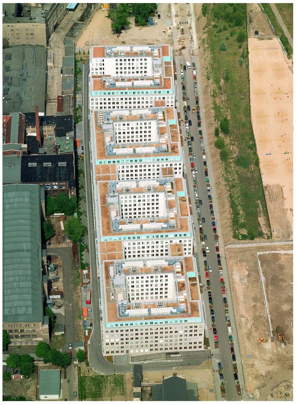 Aerial photograph Berlin - Büro- und Geschäftshausneubau Stettiner Carree der ECE Projektmanagement und der WAYSS&FREYTAG AG auf dem Gelände des ehem. Grenzstreifens am Nordbahnhof in Berlin-Mitte / Wedding.