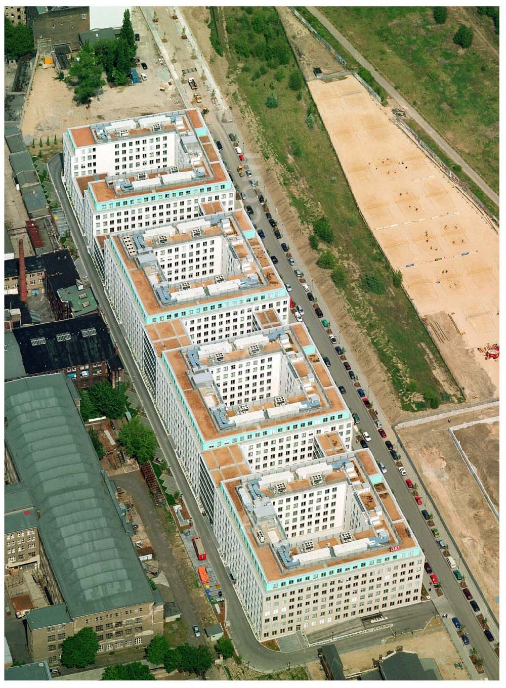 Berlin from the bird's eye view: Büro- und Geschäftshausneubau Stettiner Carree der ECE Projektmanagement und der WAYSS&FREYTAG AG auf dem Gelände des ehem. Grenzstreifens am Nordbahnhof in Berlin-Mitte / Wedding.