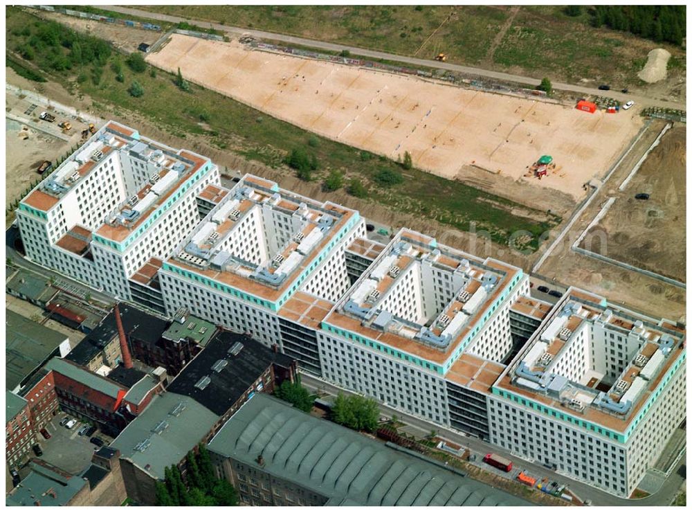 Berlin from the bird's eye view: Büro- und Geschäftshausneubau Stettiner Carree der ECE Projektmanagement und der WAYSS&FREYTAG AG auf dem Gelände des ehem. Grenzstreifens am Nordbahnhof in Berlin-Mitte / Wedding.