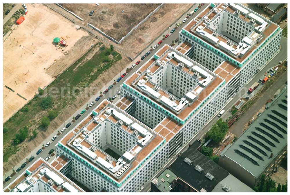 Aerial photograph Berlin - Büro- und Geschäftshausneubau Stettiner Carree der ECE Projektmanagement und der WAYSS&FREYTAG AG auf dem Gelände des ehem. Grenzstreifens am Nordbahnhof in Berlin-Mitte / Wedding.