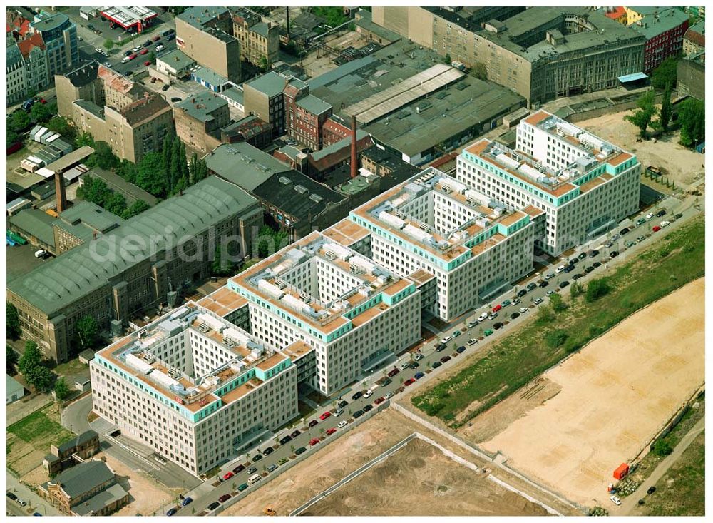 Berlin from above - Büro- und Geschäftshausneubau Stettiner Carree der ECE Projektmanagement und der WAYSS&FREYTAG AG auf dem Gelände des ehem. Grenzstreifens am Nordbahnhof in Berlin-Mitte / Wedding.