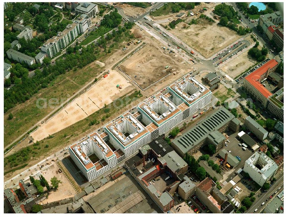 Berlin from the bird's eye view: Büro- und Geschäftshausneubau Stettiner Carree der ECE Projektmanagement und der WAYSS&FREYTAG AG auf dem Gelände des ehem. Grenzstreifens am Nordbahnhof in Berlin-Mitte / Wedding.