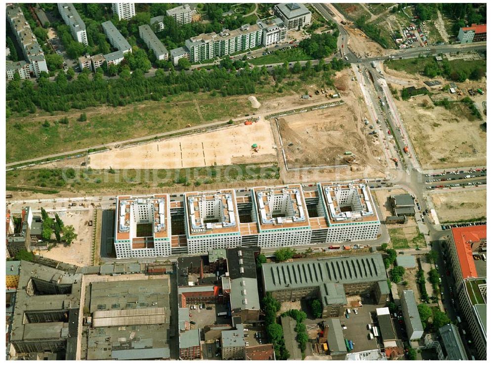 Aerial image Berlin - Büro- und Geschäftshausneubau Stettiner Carree der ECE Projektmanagement und der WAYSS&FREYTAG AG auf dem Gelände des ehem. Grenzstreifens am Nordbahnhof in Berlin-Mitte / Wedding.