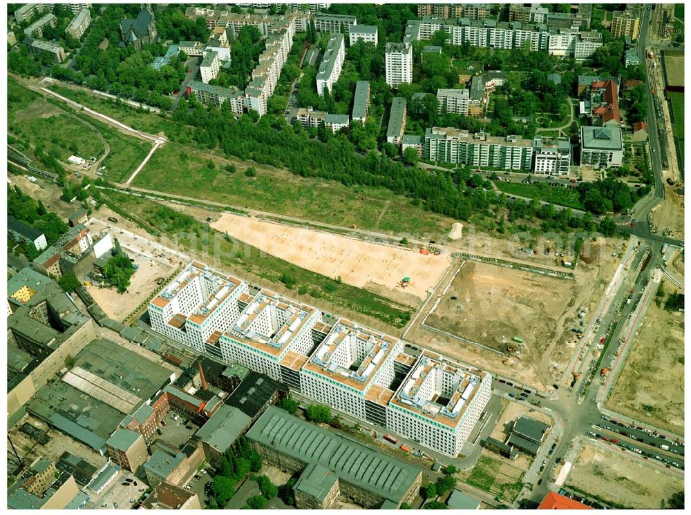 Aerial photograph Berlin - Büro- und Geschäftshausneubau Stettiner Carree der ECE Projektmanagement und der WAYSS&FREYTAG AG auf dem Gelände des ehem. Grenzstreifens am Nordbahnhof in Berlin-Mitte / Wedding.