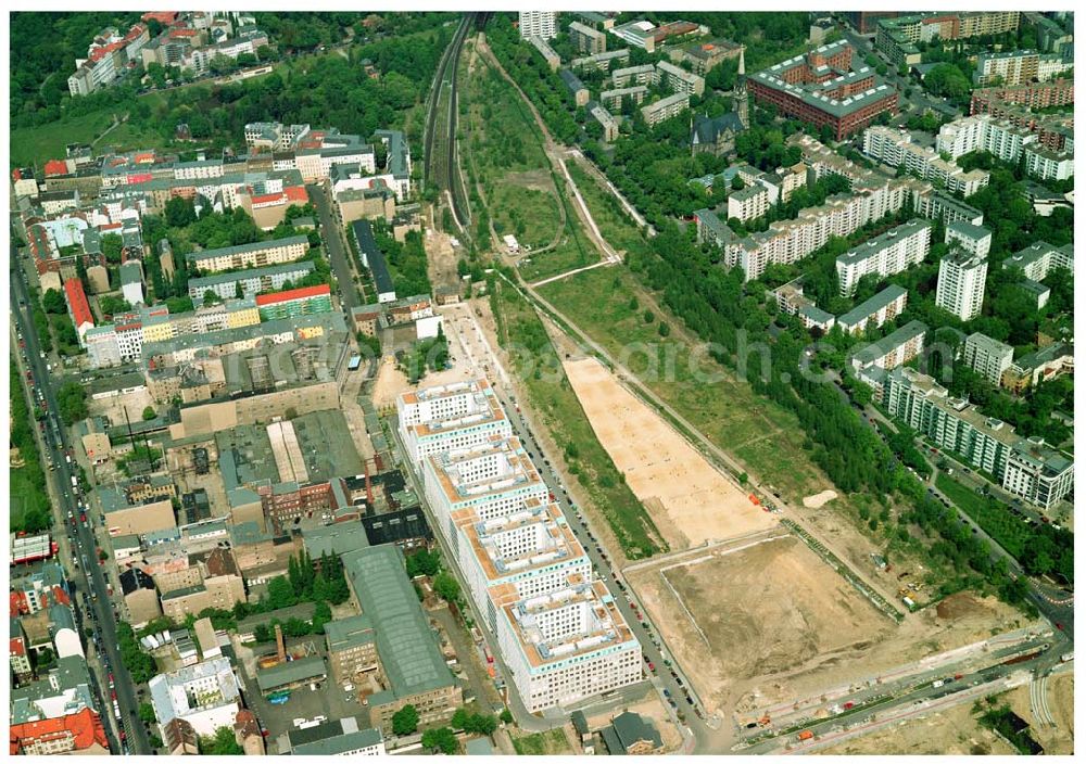 Berlin from above - Büro- und Geschäftshausneubau Stettiner Carree der ECE Projektmanagement und der WAYSS&FREYTAG AG auf dem Gelände des ehem. Grenzstreifens am Nordbahnhof in Berlin-Mitte / Wedding.