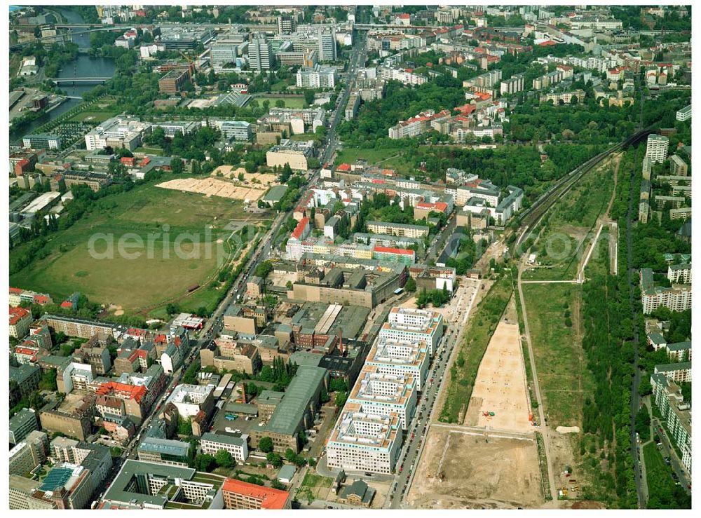 Berlin from the bird's eye view: Büro- und Geschäftshausneubau Stettiner Carree der ECE Projektmanagement und der WAYSS&FREYTAG AG auf dem Gelände des ehem. Grenzstreifens am Nordbahnhof in Berlin-Mitte / Wedding.