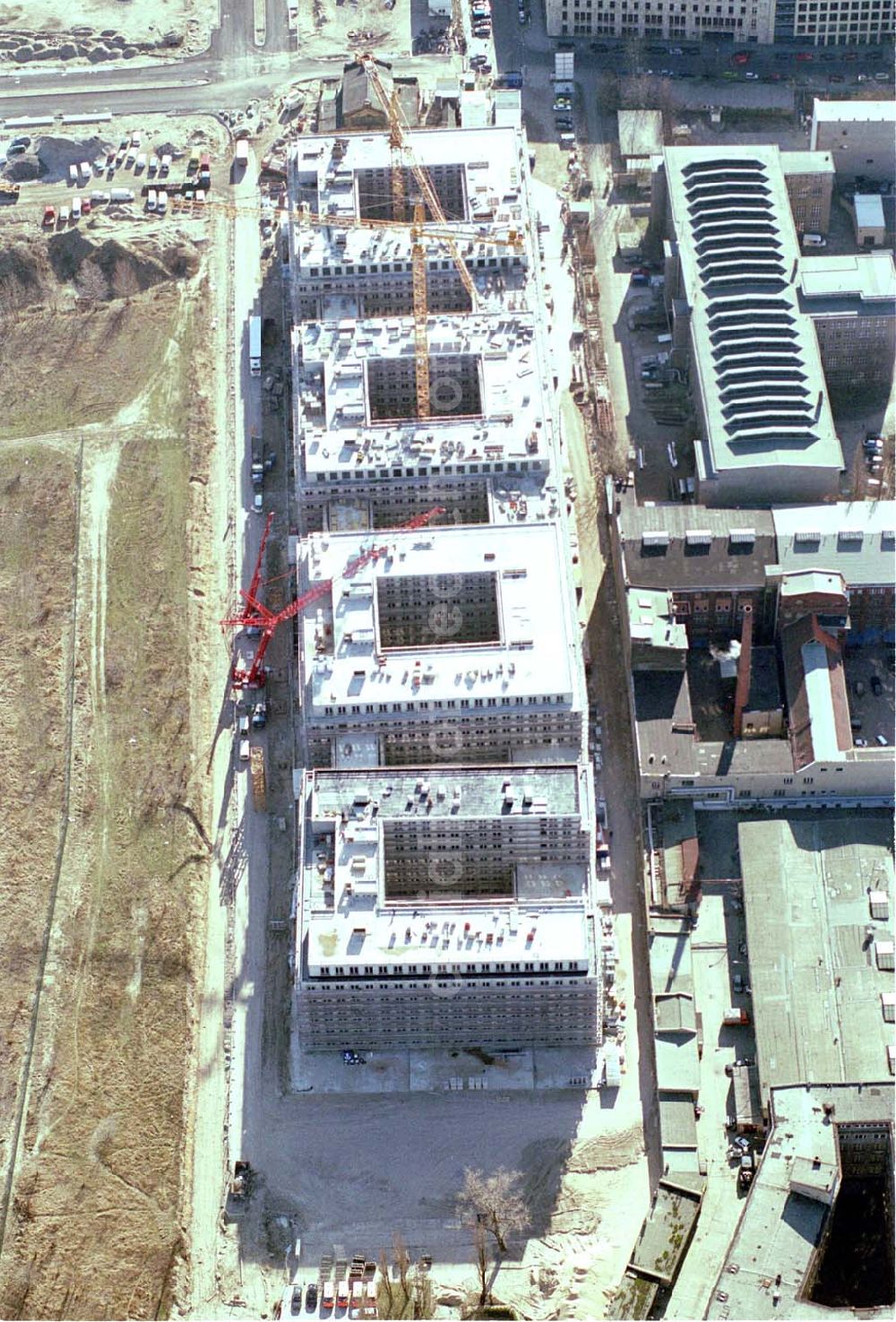 Berlin / Wedding from above - 24.02.2004 Büro- und Geschäftshausneubau Stettiner Carree der ECE Projektmanagement und der WAYSS&FREYTAG AG auf dem Gelände des ehem. Grenzstreifens am Nordbahnhof in Berlin-Mitte / Wedding.