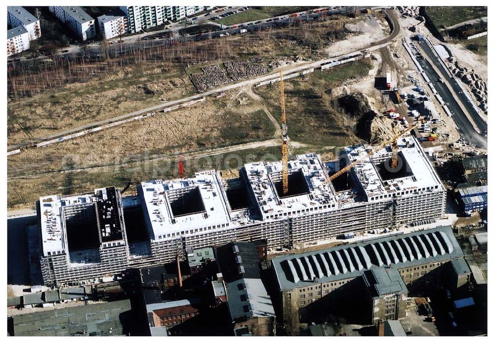 Aerial image Berlin / Wedding - 24.02.2004 Büro- und Geschäftshausneubau Stettiner Carree der ECE Projektmanagement und der WAYSS&FREYTAG AG auf dem Gelände des ehem. Grenzstreifens am Nordbahnhof in Berlin-Mitte / Wedding.