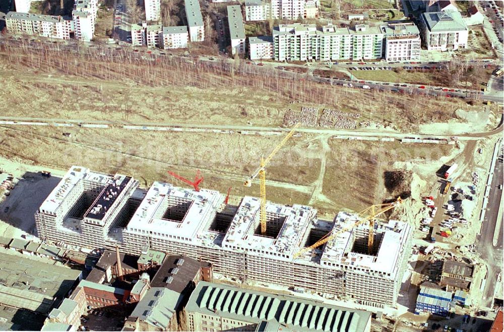 Aerial photograph Berlin / Wedding - 24.02.2004 Büro- und Geschäftshausneubau Stettiner Carree der ECE Projektmanagement und der WAYSS&FREYTAG AG auf dem Gelände des ehem. Grenzstreifens am Nordbahnhof in Berlin-Mitte / Wedding.