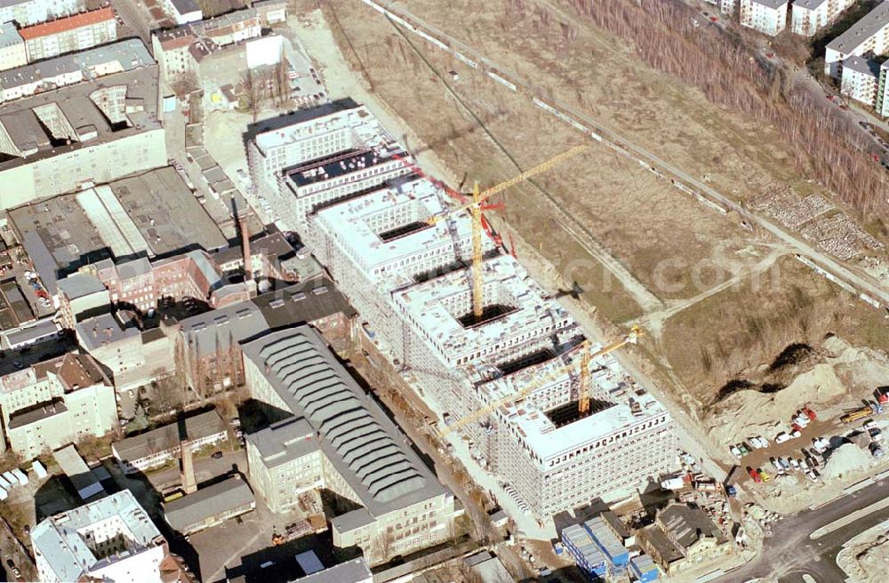 Berlin / Wedding from the bird's eye view: 24.02.2004 Büro- und Geschäftshausneubau Stettiner Carree der ECE Projektmanagement und der WAYSS&FREYTAG AG auf dem Gelände des ehem. Grenzstreifens am Nordbahnhof in Berlin-Mitte / Wedding.