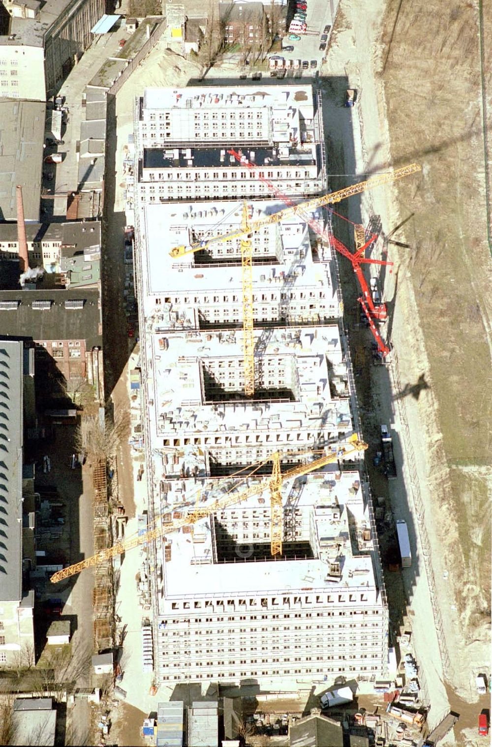 Aerial photograph Berlin / Wedding - 24.02.2004 Büro- und Geschäftshausneubau Stettiner Carree der ECE Projektmanagement und der WAYSS&FREYTAG AG auf dem Gelände des ehem. Grenzstreifens am Nordbahnhof in Berlin-Mitte / Wedding.