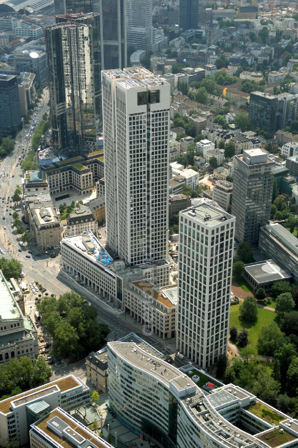 Aerial image Frankfurt - Blick auf die 42 Geschosse des neu erbauten Hochauskomplex OpernTurm, der der Alten Oper und dem Bürohochhaus Frankfurter Welle zugewandt ist. Kontakt: Prof. Christoph Mäckler Architekten, Friedrich-Ebert-Anlage 2-14, 60325 Frankfurt am Main, Tel. +49 (0)69 285707, Fax +49 (0)69 296289, E-Mail: chm@chm.de; Tishman Speyer, Projektleitung, Dr. Markus Weidenmann, MesseTurm, Friedrich-Ebert-Anlage 49, 60308 Frankfurt, Tel. +49(0)69 97541 208, Fax +49(0)69 97541 299, E-Mail: mwiedenm@tishmanspeyer.de