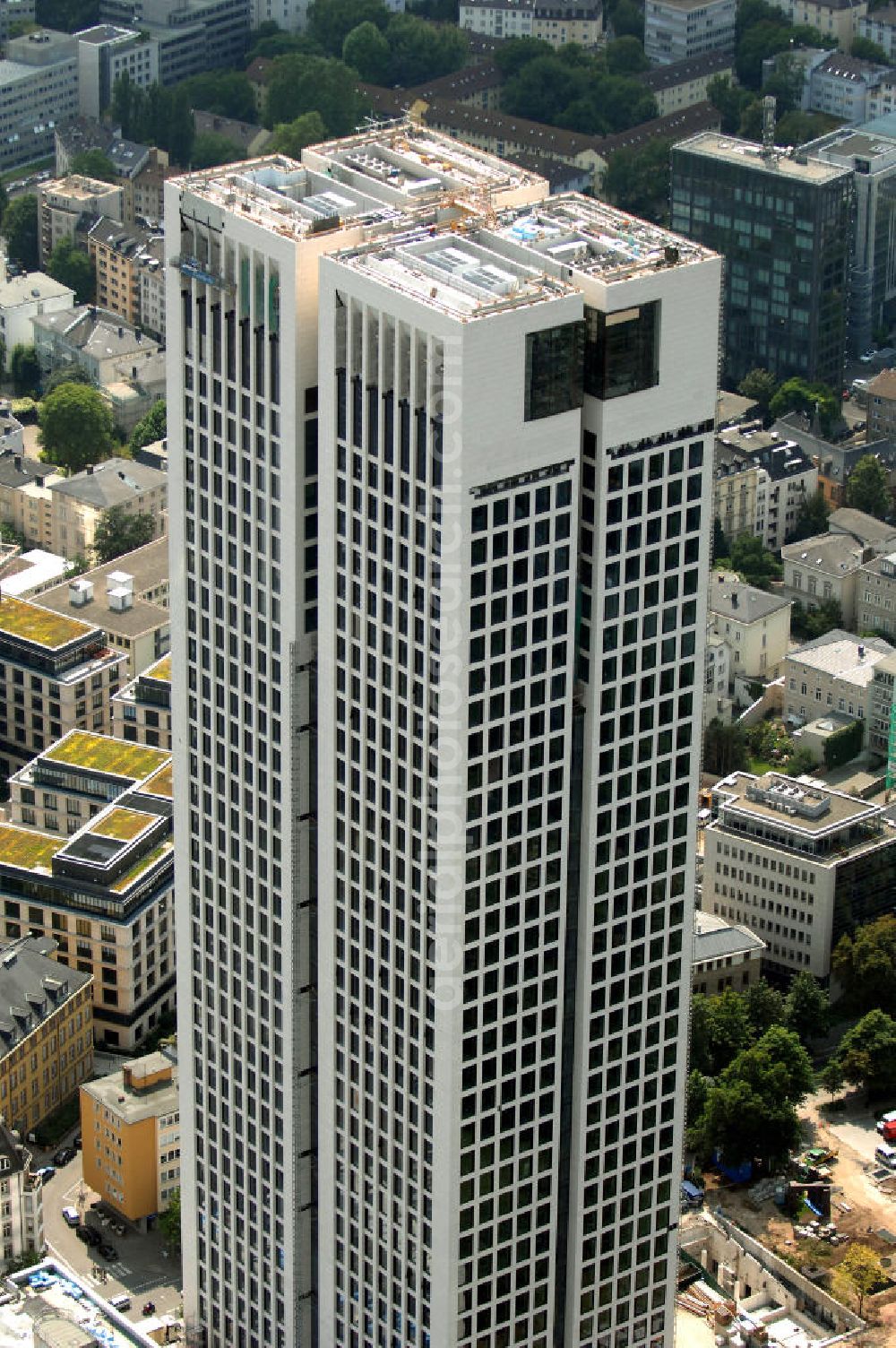 Aerial photograph Frankfurt - Blick auf die 42 Geschosse des neu erbauten Hochauskomplex OpernTurm, der der Alten Oper und dem Bürohochhaus Frankfurter Welle zugewandt ist. Kontakt: Prof. Christoph Mäckler Architekten, Friedrich-Ebert-Anlage 2-14, 60325 Frankfurt am Main, Tel. +49 (0)69 285707, Fax +49 (0)69 296289, E-Mail: chm@chm.de; Tishman Speyer, Projektleitung, Dr. Markus Weidenmann, MesseTurm, Friedrich-Ebert-Anlage 49, 60308 Frankfurt, Tel. +49(0)69 97541 208, Fax +49(0)69 97541 299, E-Mail: mwiedenm@tishmanspeyer.de