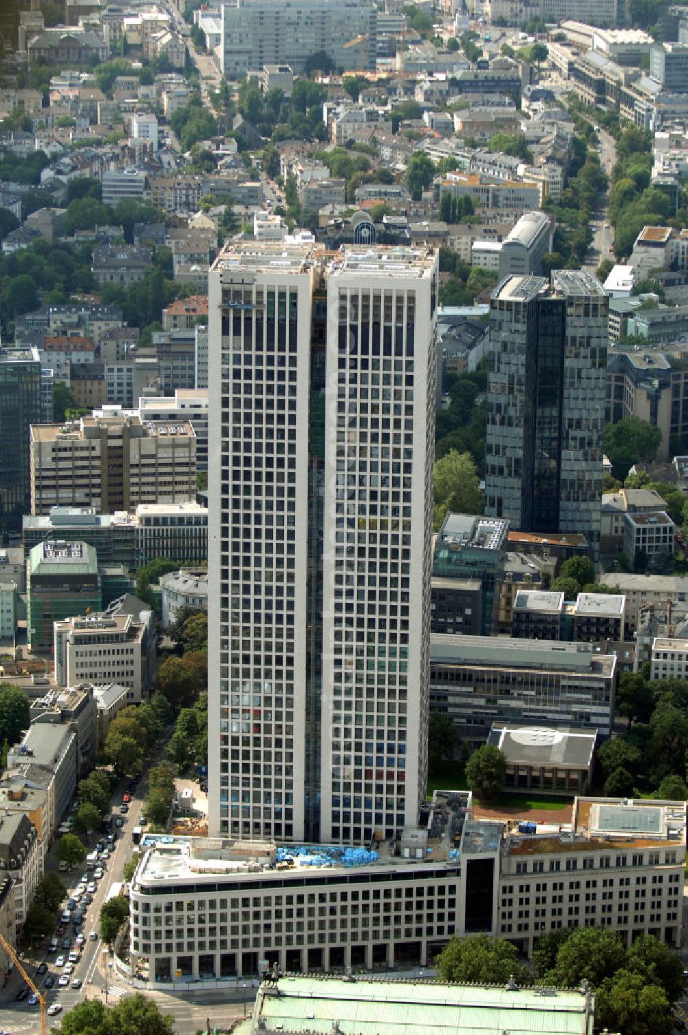 Frankfurt from above - Blick auf die 42 Geschosse des neu erbauten Hochauskomplex OpernTurm, der der Alten Oper und dem Bürohochhaus Frankfurter Welle zugewandt ist. Kontakt: Prof. Christoph Mäckler Architekten, Friedrich-Ebert-Anlage 2-14, 60325 Frankfurt am Main, Tel. +49 (0)69 285707, Fax +49 (0)69 296289, E-Mail: chm@chm.de; Tishman Speyer, Projektleitung, Dr. Markus Weidenmann, MesseTurm, Friedrich-Ebert-Anlage 49, 60308 Frankfurt, Tel. +49(0)69 97541 208, Fax +49(0)69 97541 299, E-Mail: mwiedenm@tishmanspeyer.de