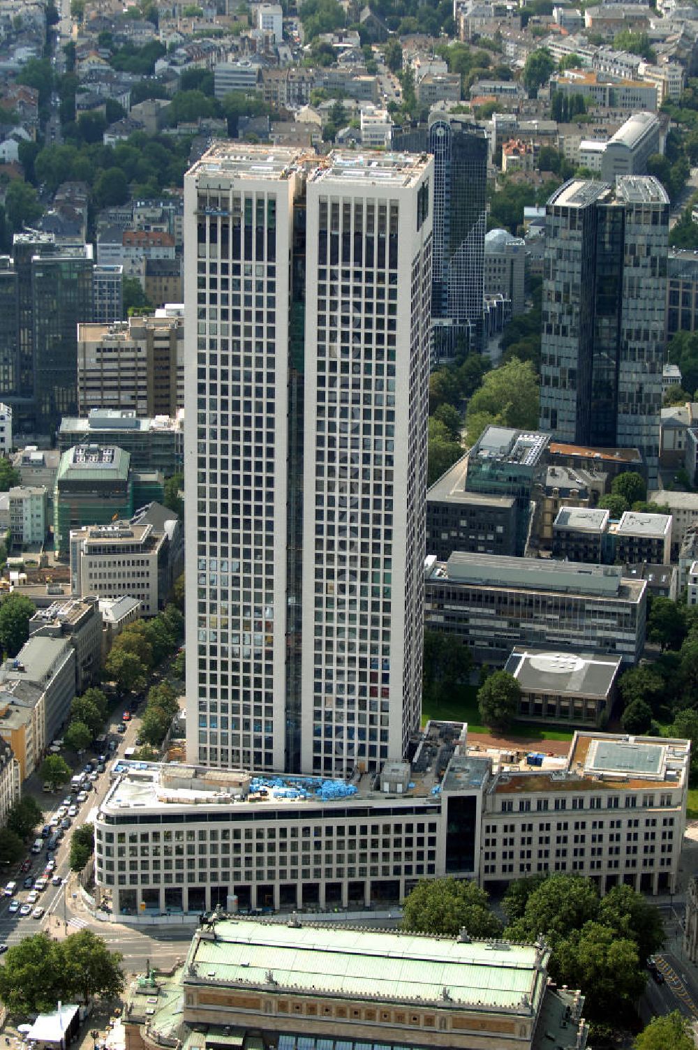 Frankfurt from the bird's eye view: Blick auf die 42 Geschosse des neu erbauten Hochauskomplex OpernTurm, der der Alten Oper und dem Bürohochhaus Frankfurter Welle zugewandt ist. Kontakt: Prof. Christoph Mäckler Architekten, Friedrich-Ebert-Anlage 2-14, 60325 Frankfurt am Main, Tel. +49 (0)69 285707, Fax +49 (0)69 296289, E-Mail: chm@chm.de; Tishman Speyer, Projektleitung, Dr. Markus Weidenmann, MesseTurm, Friedrich-Ebert-Anlage 49, 60308 Frankfurt, Tel. +49(0)69 97541 208, Fax +49(0)69 97541 299, E-Mail: mwiedenm@tishmanspeyer.de