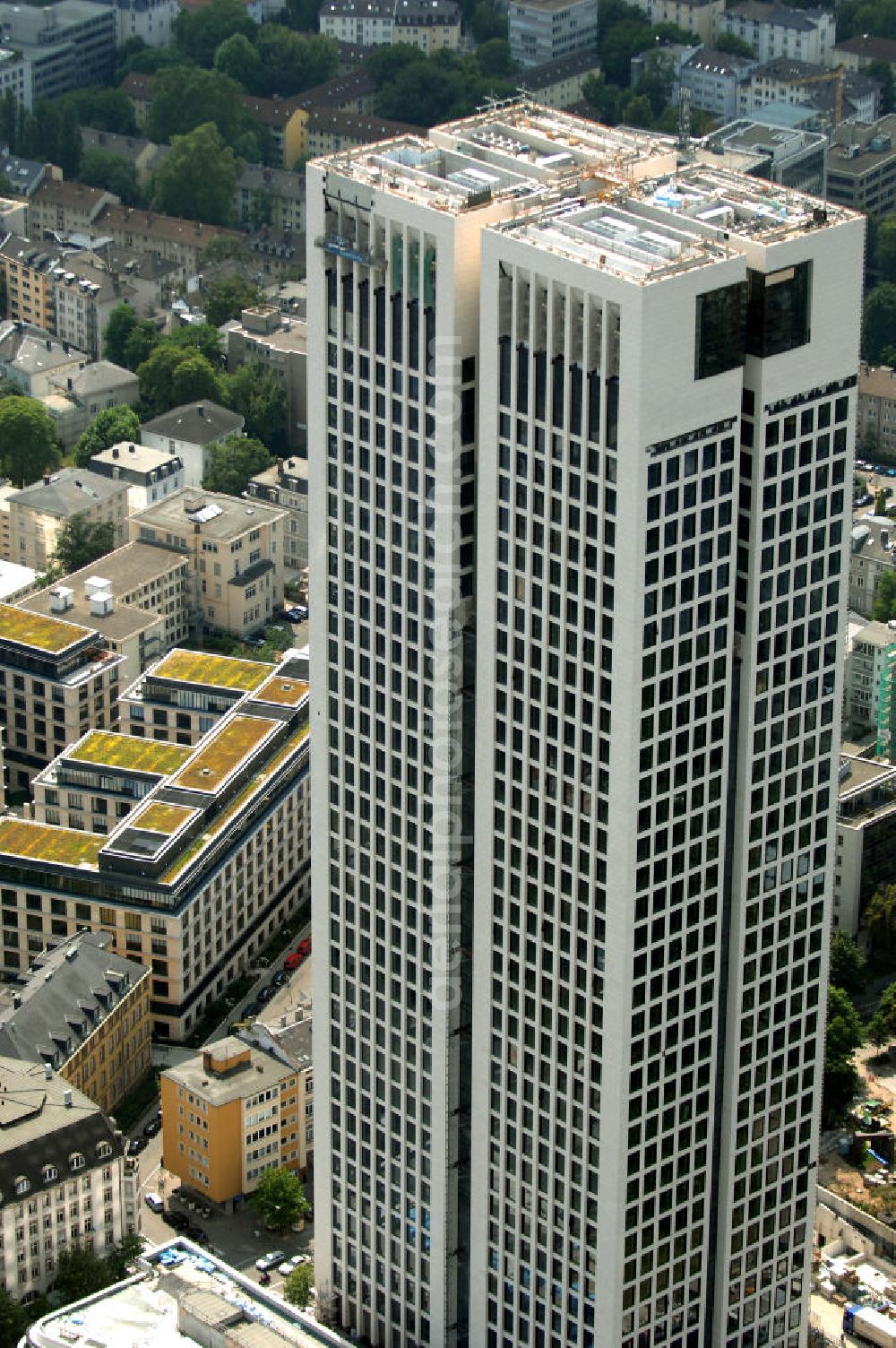 Aerial photograph Frankfurt - Blick auf die 42 Geschosse des neu erbauten Hochauskomplex OpernTurm, der der Alten Oper und dem Bürohochhaus Frankfurter Welle zugewandt ist. Kontakt: Prof. Christoph Mäckler Architekten, Friedrich-Ebert-Anlage 2-14, 60325 Frankfurt am Main, Tel. +49 (0)69 285707, Fax +49 (0)69 296289, E-Mail: chm@chm.de; Tishman Speyer, Projektleitung, Dr. Markus Weidenmann, MesseTurm, Friedrich-Ebert-Anlage 49, 60308 Frankfurt, Tel. +49(0)69 97541 208, Fax +49(0)69 97541 299, E-Mail: mwiedenm@tishmanspeyer.de