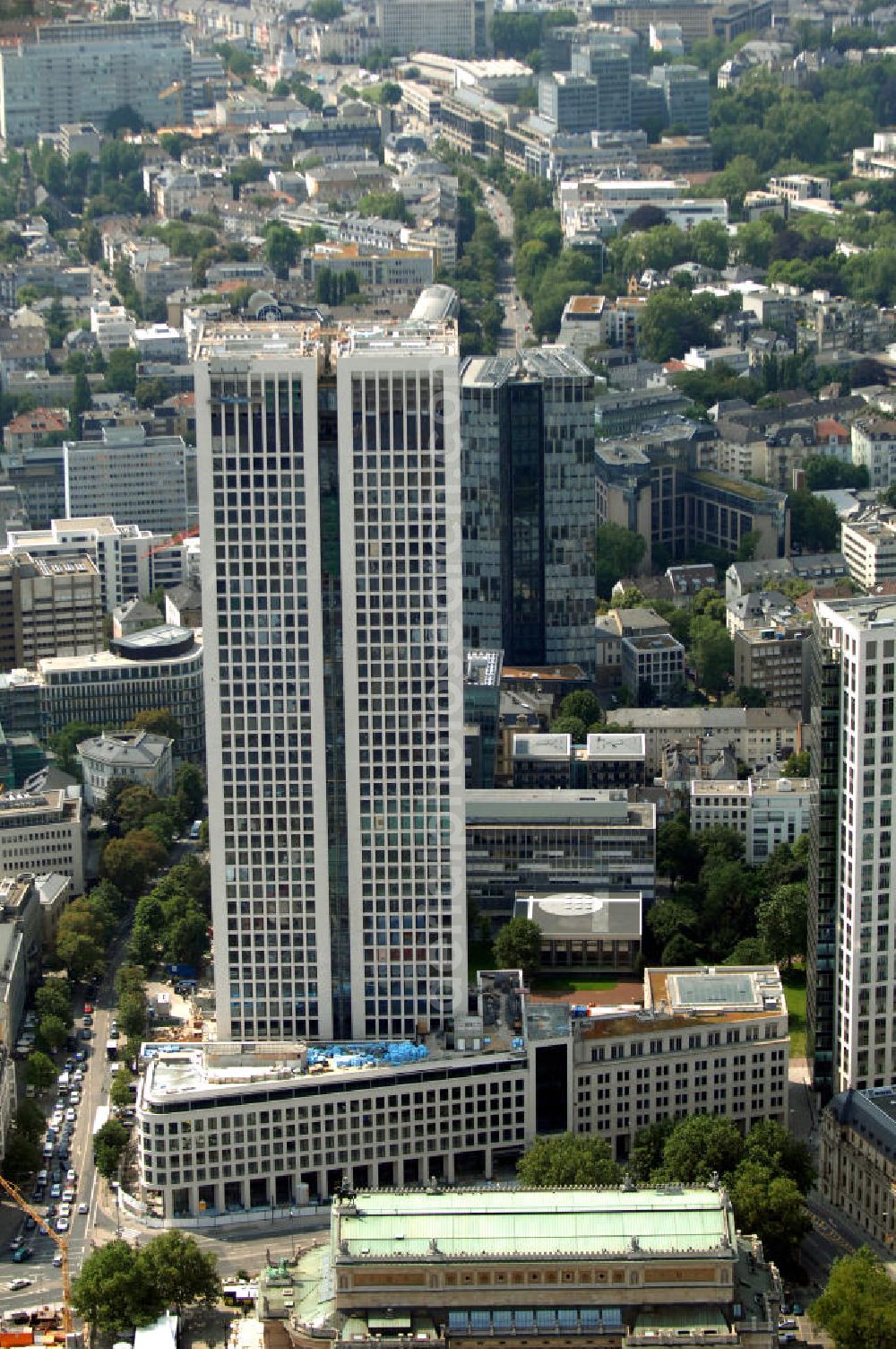 Frankfurt from above - Blick auf die 42 Geschosse des neu erbauten Hochauskomplex OpernTurm, der der Alten Oper und dem Bürohochhaus Frankfurter Welle zugewandt ist. Kontakt: Prof. Christoph Mäckler Architekten, Friedrich-Ebert-Anlage 2-14, 60325 Frankfurt am Main, Tel. +49 (0)69 285707, Fax +49 (0)69 296289, E-Mail: chm@chm.de; Tishman Speyer, Projektleitung, Dr. Markus Weidenmann, MesseTurm, Friedrich-Ebert-Anlage 49, 60308 Frankfurt, Tel. +49(0)69 97541 208, Fax +49(0)69 97541 299, E-Mail: mwiedenm@tishmanspeyer.de