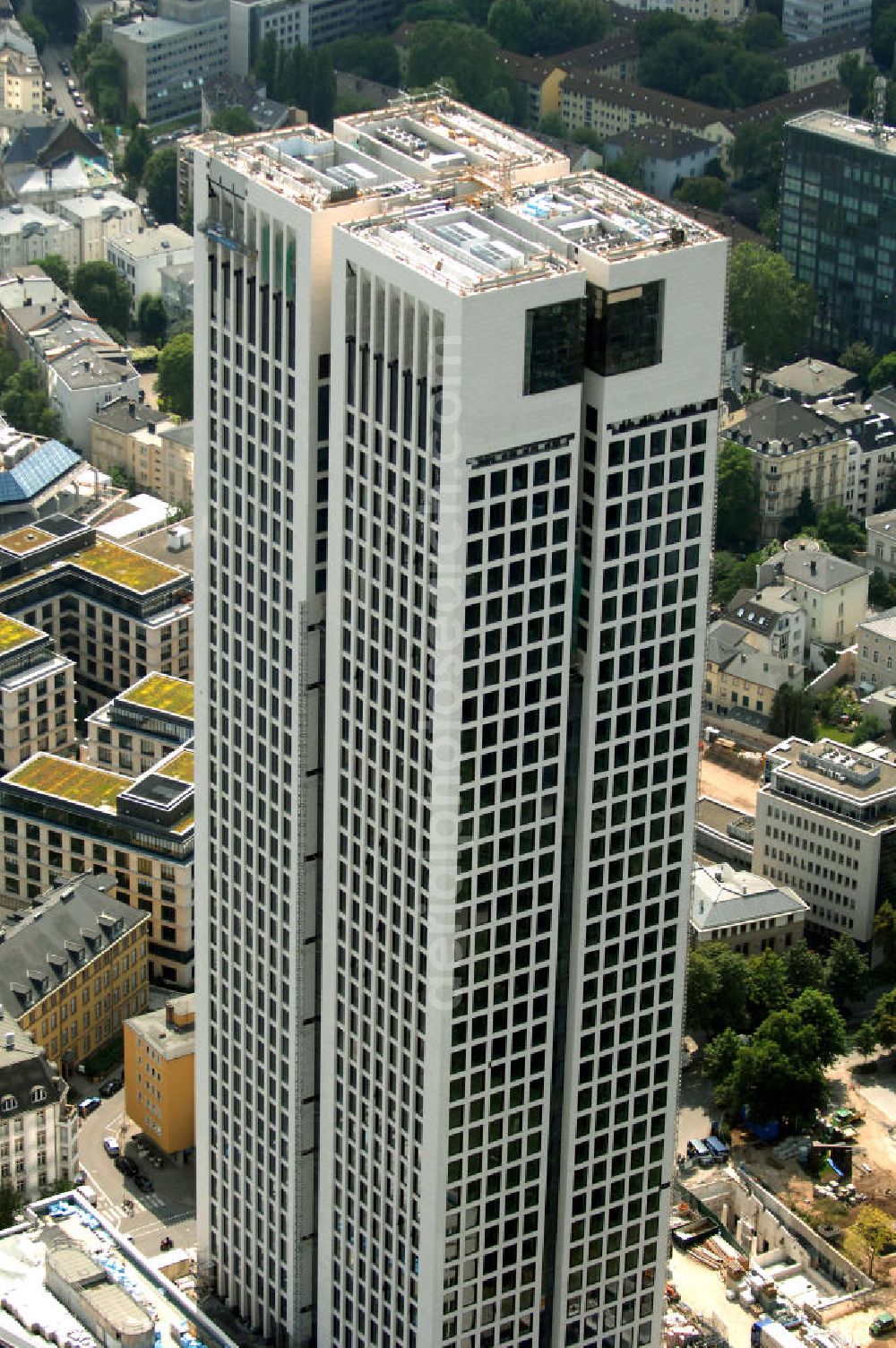 Frankfurt from the bird's eye view: Blick auf die 42 Geschosse des neu erbauten Hochauskomplex OpernTurm, der der Alten Oper und dem Bürohochhaus Frankfurter Welle zugewandt ist. Kontakt: Prof. Christoph Mäckler Architekten, Friedrich-Ebert-Anlage 2-14, 60325 Frankfurt am Main, Tel. +49 (0)69 285707, Fax +49 (0)69 296289, E-Mail: chm@chm.de; Tishman Speyer, Projektleitung, Dr. Markus Weidenmann, MesseTurm, Friedrich-Ebert-Anlage 49, 60308 Frankfurt, Tel. +49(0)69 97541 208, Fax +49(0)69 97541 299, E-Mail: mwiedenm@tishmanspeyer.de