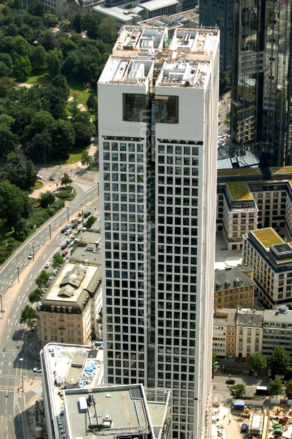 Aerial image Frankfurt - Blick auf die 42 Geschosse des neu erbauten Hochauskomplex OpernTurm, der der Alten Oper und dem Bürohochhaus Frankfurter Welle zugewandt ist. Kontakt: Prof. Christoph Mäckler Architekten, Friedrich-Ebert-Anlage 2-14, 60325 Frankfurt am Main, Tel. +49 (0)69 285707, Fax +49 (0)69 296289, E-Mail: chm@chm.de; Tishman Speyer, Projektleitung, Dr. Markus Weidenmann, MesseTurm, Friedrich-Ebert-Anlage 49, 60308 Frankfurt, Tel. +49(0)69 97541 208, Fax +49(0)69 97541 299, E-Mail: mwiedenm@tishmanspeyer.de