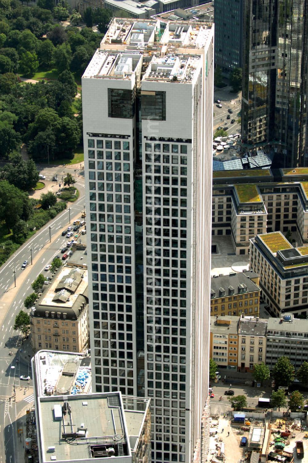 Aerial photograph Frankfurt - Blick auf die 42 Geschosse des neu erbauten Hochauskomplex OpernTurm, der der Alten Oper und dem Bürohochhaus Frankfurter Welle zugewandt ist. Kontakt: Prof. Christoph Mäckler Architekten, Friedrich-Ebert-Anlage 2-14, 60325 Frankfurt am Main, Tel. +49 (0)69 285707, Fax +49 (0)69 296289, E-Mail: chm@chm.de; Tishman Speyer, Projektleitung, Dr. Markus Weidenmann, MesseTurm, Friedrich-Ebert-Anlage 49, 60308 Frankfurt, Tel. +49(0)69 97541 208, Fax +49(0)69 97541 299, E-Mail: mwiedenm@tishmanspeyer.de