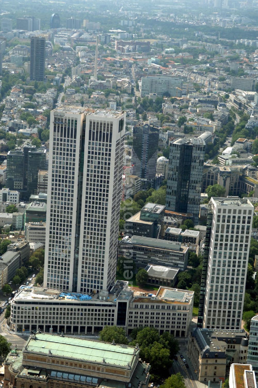 Aerial photograph Frankfurt - Blick auf die 42 Geschosse des neu erbauten Hochauskomplex OpernTurm, der der Alten Oper und dem Bürohochhaus Frankfurter Welle zugewandt ist. Kontakt: Prof. Christoph Mäckler Architekten, Friedrich-Ebert-Anlage 2-14, 60325 Frankfurt am Main, Tel. +49 (0)69 285707, Fax +49 (0)69 296289, E-Mail: chm@chm.de; Tishman Speyer, Projektleitung, Dr. Markus Weidenmann, MesseTurm, Friedrich-Ebert-Anlage 49, 60308 Frankfurt, Tel. +49(0)69 97541 208, Fax +49(0)69 97541 299, E-Mail: mwiedenm@tishmanspeyer.de