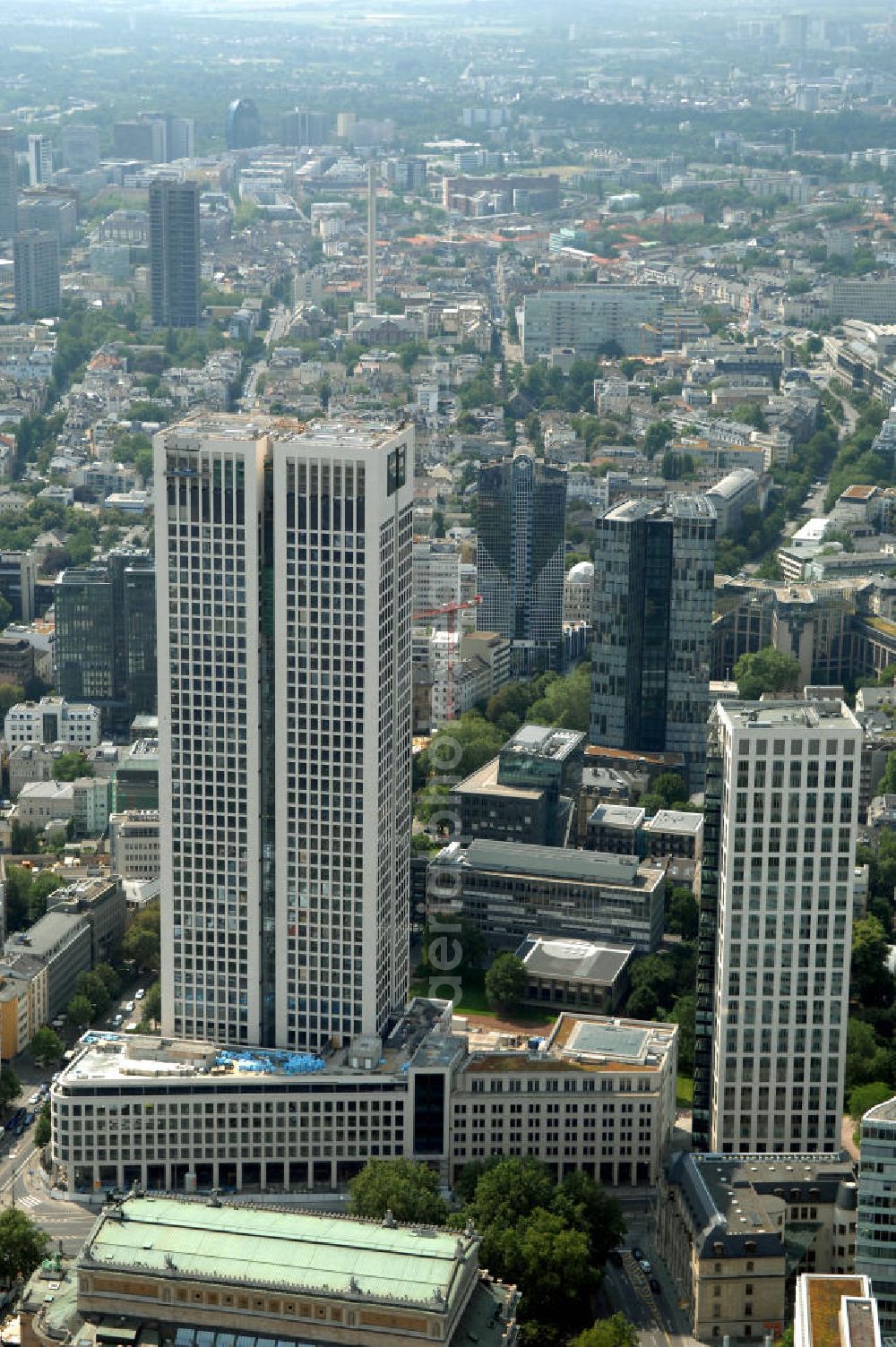 Frankfurt from above - Blick auf die 42 Geschosse des neu erbauten Hochauskomplex OpernTurm, der der Alten Oper und dem Bürohochhaus Frankfurter Welle zugewandt ist. Kontakt: Prof. Christoph Mäckler Architekten, Friedrich-Ebert-Anlage 2-14, 60325 Frankfurt am Main, Tel. +49 (0)69 285707, Fax +49 (0)69 296289, E-Mail: chm@chm.de; Tishman Speyer, Projektleitung, Dr. Markus Weidenmann, MesseTurm, Friedrich-Ebert-Anlage 49, 60308 Frankfurt, Tel. +49(0)69 97541 208, Fax +49(0)69 97541 299, E-Mail: mwiedenm@tishmanspeyer.de