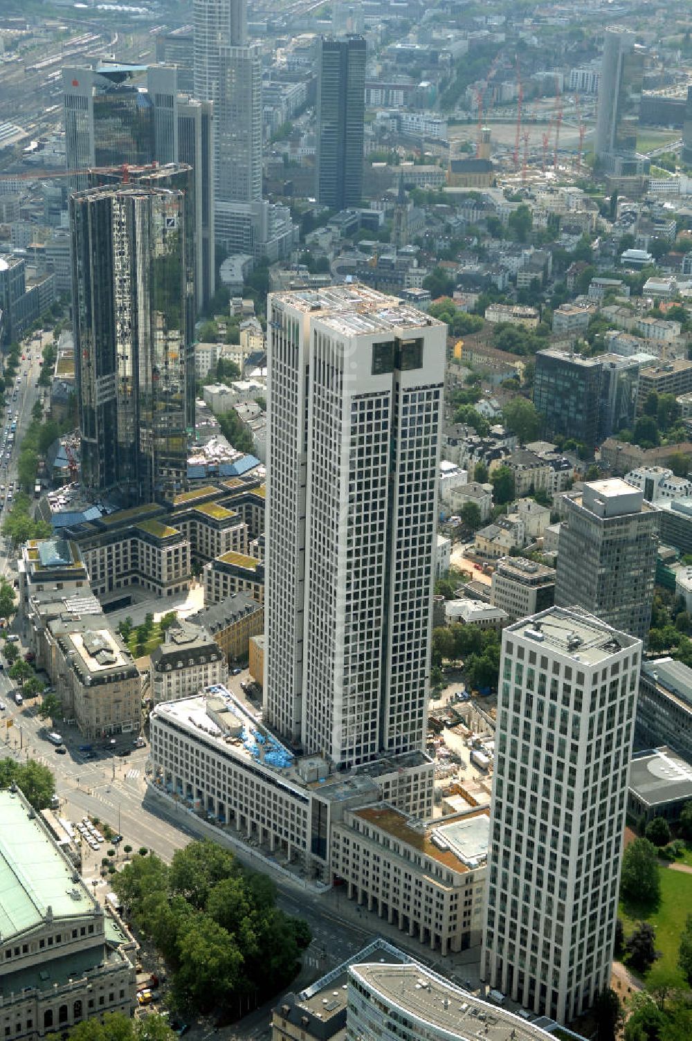 Aerial photograph Frankfurt - Blick auf die 42 Geschosse des neu erbauten Hochauskomplex OpernTurm, der der Alten Oper und dem Bürohochhaus Frankfurter Welle zugewandt ist. Kontakt: Prof. Christoph Mäckler Architekten, Friedrich-Ebert-Anlage 2-14, 60325 Frankfurt am Main, Tel. +49 (0)69 285707, Fax +49 (0)69 296289, E-Mail: chm@chm.de; Tishman Speyer, Projektleitung, Dr. Markus Weidenmann, MesseTurm, Friedrich-Ebert-Anlage 49, 60308 Frankfurt, Tel. +49(0)69 97541 208, Fax +49(0)69 97541 299, E-Mail: mwiedenm@tishmanspeyer.de