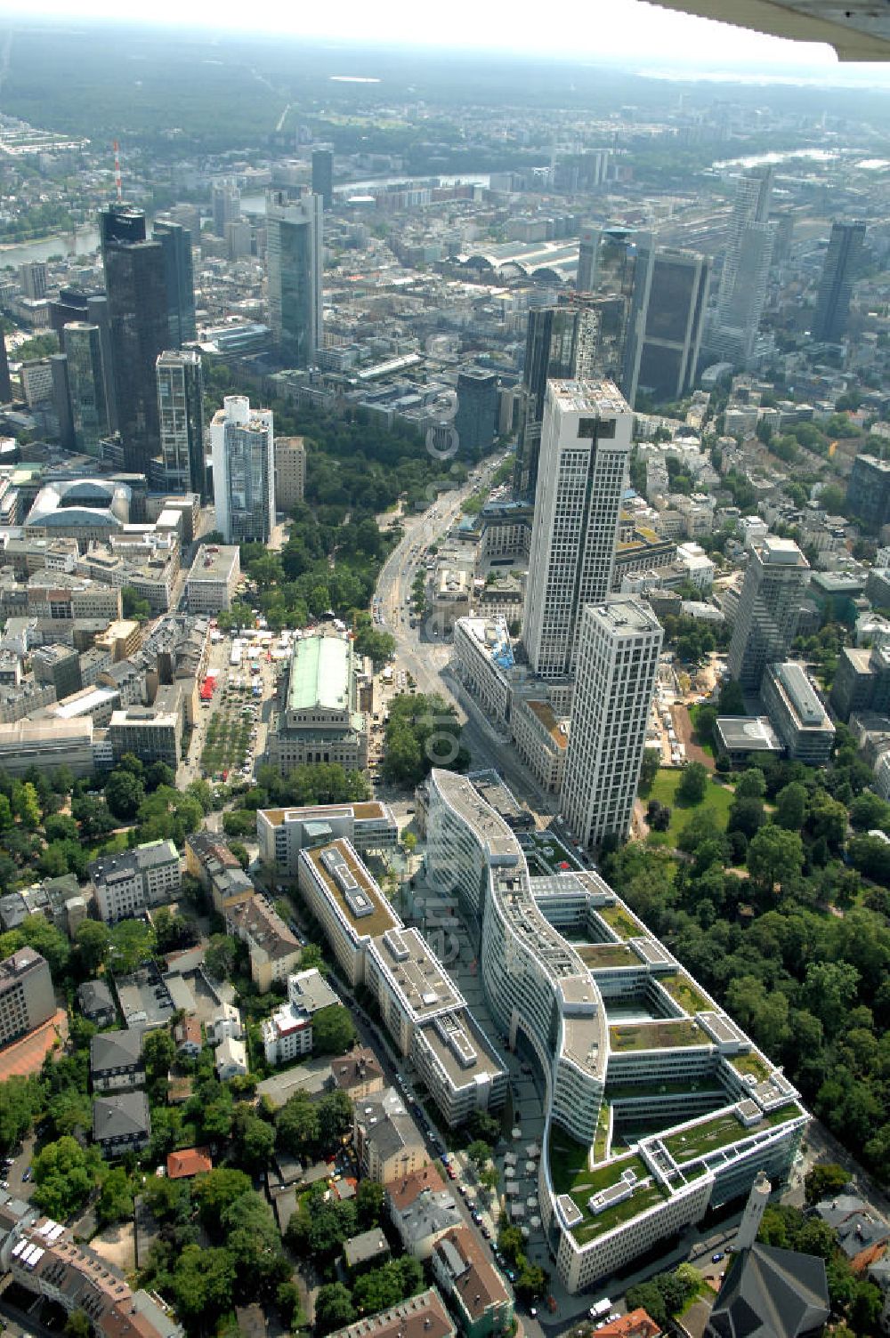 Frankfurt from above - Blick auf die 42 Geschosse des neu erbauten Hochauskomplex OpernTurm, der der Alten Oper und dem Bürohochhaus Frankfurter Welle zugewandt ist. Kontakt: Prof. Christoph Mäckler Architekten, Friedrich-Ebert-Anlage 2-14, 60325 Frankfurt am Main, Tel. +49 (0)69 285707, Fax +49 (0)69 296289, E-Mail: chm@chm.de; Tishman Speyer, Projektleitung, Dr. Markus Weidenmann, MesseTurm, Friedrich-Ebert-Anlage 49, 60308 Frankfurt, Tel. +49(0)69 97541 208, Fax +49(0)69 97541 299, E-Mail: mwiedenm@tishmanspeyer.de