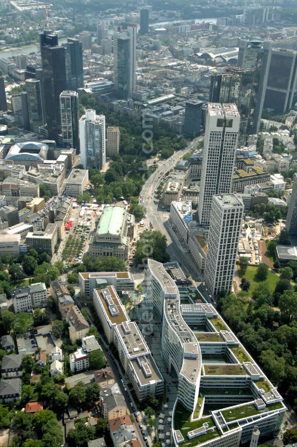 Frankfurt from the bird's eye view: Blick auf die 42 Geschosse des neu erbauten Hochauskomplex OpernTurm, der der Alten Oper und dem Bürohochhaus Frankfurter Welle zugewandt ist. Kontakt: Prof. Christoph Mäckler Architekten, Friedrich-Ebert-Anlage 2-14, 60325 Frankfurt am Main, Tel. +49 (0)69 285707, Fax +49 (0)69 296289, E-Mail: chm@chm.de; Tishman Speyer, Projektleitung, Dr. Markus Weidenmann, MesseTurm, Friedrich-Ebert-Anlage 49, 60308 Frankfurt, Tel. +49(0)69 97541 208, Fax +49(0)69 97541 299, E-Mail: mwiedenm@tishmanspeyer.de