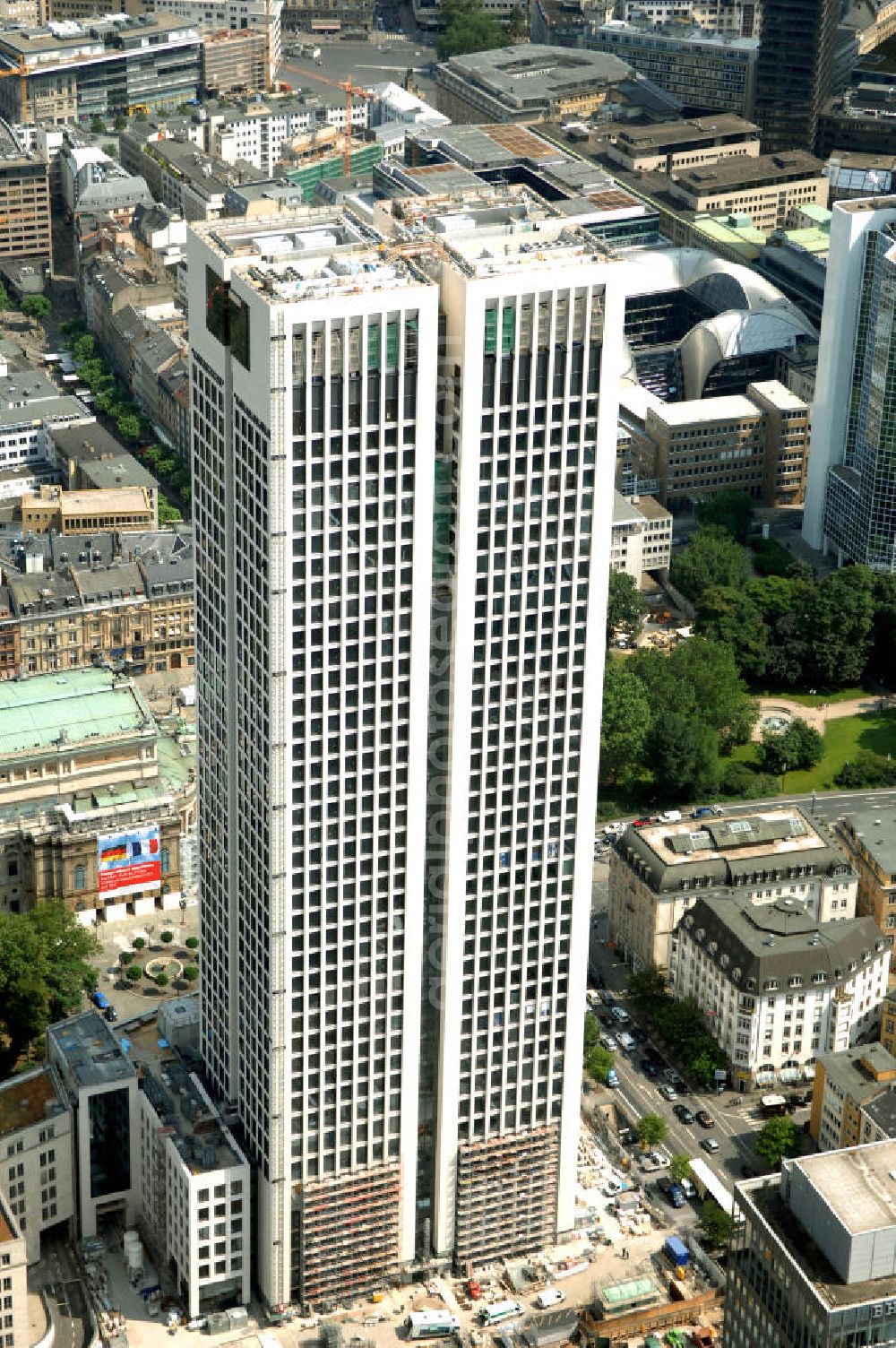 Frankfurt from the bird's eye view: Blick auf die 42 Geschosse des neu erbauten Hochauskomplex OpernTurm, der der Alten Oper und dem Bürohochhaus Frankfurter Welle zugewandt ist. Kontakt: Prof. Christoph Mäckler Architekten, Friedrich-Ebert-Anlage 2-14, 60325 Frankfurt am Main, Tel. +49 (0)69 285707, Fax +49 (0)69 296289, E-Mail: chm@chm.de; Tishman Speyer, Projektleitung, Dr. Markus Weidenmann, MesseTurm, Friedrich-Ebert-Anlage 49, 60308 Frankfurt, Tel. +49(0)69 97541 208, Fax +49(0)69 97541 299, E-Mail: mwiedenm@tishmanspeyer.de