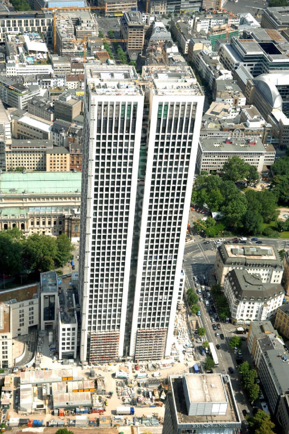 Aerial image Frankfurt - Blick auf die 42 Geschosse des neu erbauten Hochauskomplex OpernTurm, der der Alten Oper und dem Bürohochhaus Frankfurter Welle zugewandt ist. Kontakt: Prof. Christoph Mäckler Architekten, Friedrich-Ebert-Anlage 2-14, 60325 Frankfurt am Main, Tel. +49 (0)69 285707, Fax +49 (0)69 296289, E-Mail: chm@chm.de; Tishman Speyer, Projektleitung, Dr. Markus Weidenmann, MesseTurm, Friedrich-Ebert-Anlage 49, 60308 Frankfurt, Tel. +49(0)69 97541 208, Fax +49(0)69 97541 299, E-Mail: mwiedenm@tishmanspeyer.de