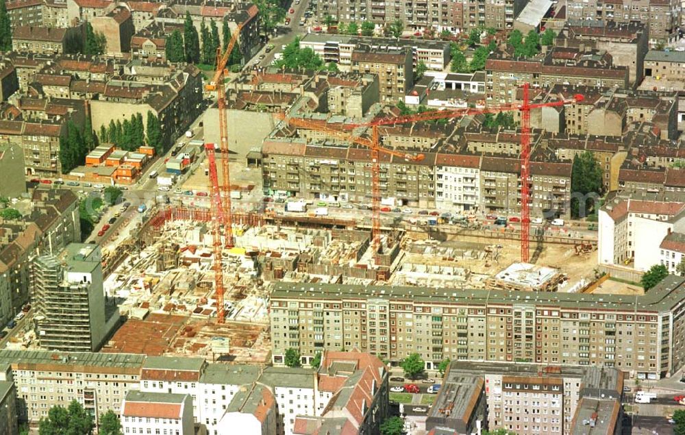 Berlin from the bird's eye view: 23.06.94 Büro- und Geschäftsneubau an der Frankfurter Allee Ecke Pettenkofer Straße