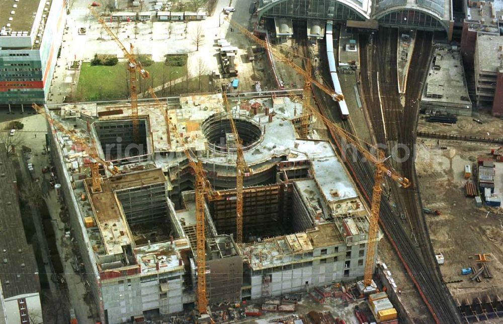 Berlin from above - 26.03.95 Büro-und Geschäftsneubau am Ostbahnhof in Berlin-Friedrichshain