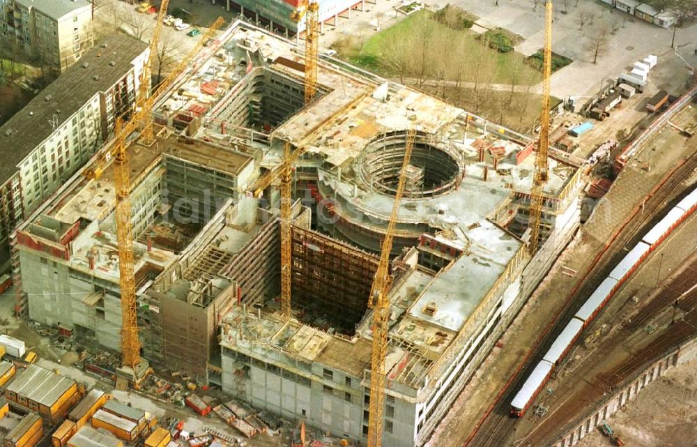 Berlin from the bird's eye view: 26.03.95 Büro-und Geschäftsneubau am Ostbahnhof in Berlin-Friedrichshain