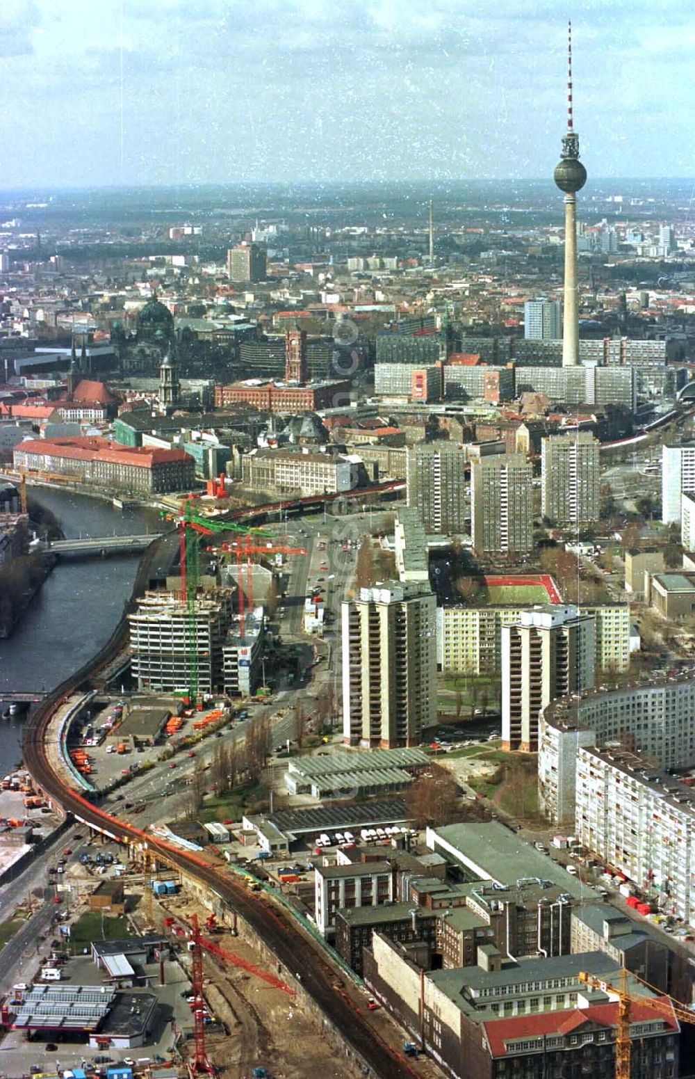 Aerial image Berlin - 26.03.95 Büro-und Geschäftsneubau am Ostbahnhof in Berlin-Friedrichshain