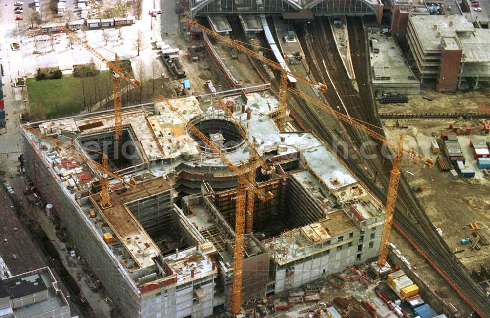 Berlin from the bird's eye view: 26.03.95 Büro-und Geschäftsneubau am Ostbahnhof in Berlin-Friedrichshain