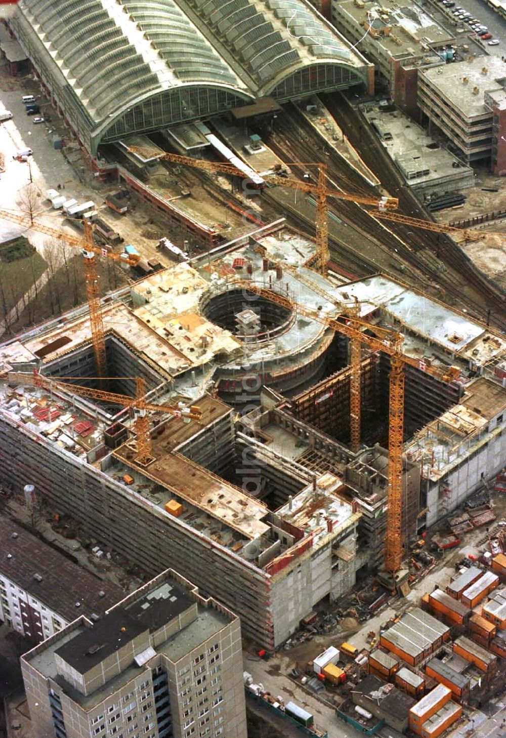 Berlin from above - 26.03.95 Büro-und Geschäftsneubau am Ostbahnhof in Berlin-Friedrichshain