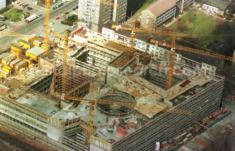 Berlin from the bird's eye view: 26.03.95 Büro-und Geschäftsneubau am Ostbahnhof in Berlin-Friedrichshain