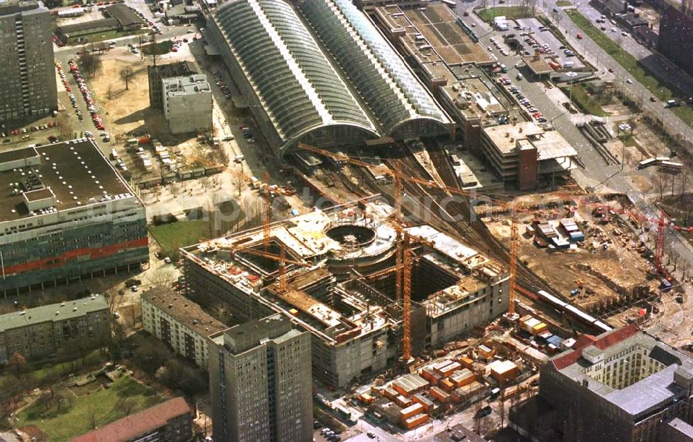 Aerial photograph Berlin - 26.03.95 Büro-und Geschäftsneubau am Ostbahnhof in Berlin-Friedrichshain