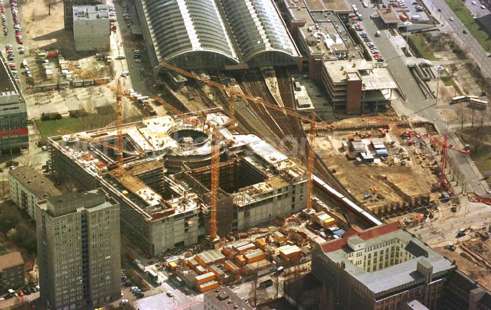 Berlin from the bird's eye view: 26.03.95 Büro-und Geschäftsneubau am Ostbahnhof in Berlin-Friedrichshain