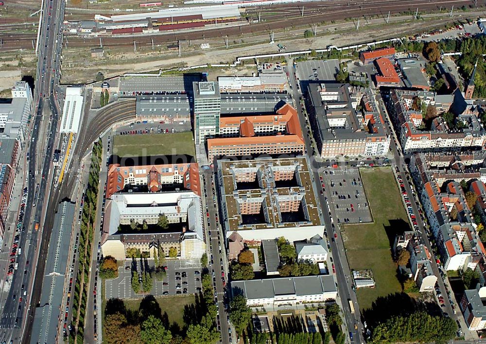  Berlin / Friedrichshain. from the bird's eye view: 01.10.2003 Büro und Geschäftszentrum der Oberbaumcity der HVB-Projekt, neben dem U-Bahnhof Warschauer Straße, in Berlin - Friedrichshain.