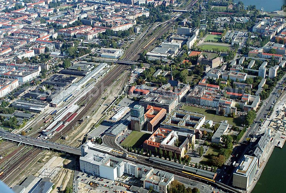 Aerial photograph Berlin / Friedrichshain. - Büro- und Geschäftszentrum der Oberbaumcity der HVB-Projekt , neben dem U-Bahnhof Warschauer Straße, in der Nähe der Oberbaumbrücke über die Spree, in Berlin-Friedrichshain.