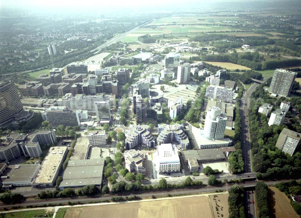 Aerial image Frankfurt am Main - Büro- und Gewerbegebiet an der Frankfurter Straße 77 in Frankfurt Eschborn an der S-Bahn.