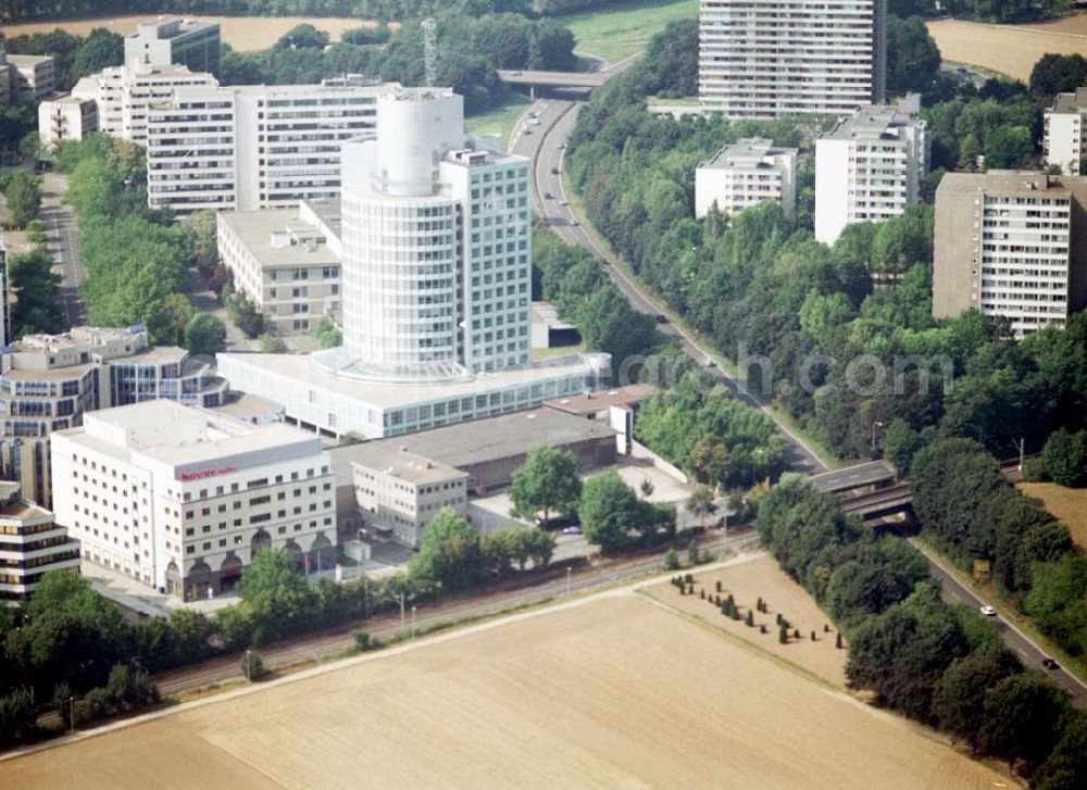 Frankfurt am Main from the bird's eye view: Büro- und Gewerbegebiet an der Frankfurter Straße 77 in Frankfurt Eschborn an der S-Bahn.