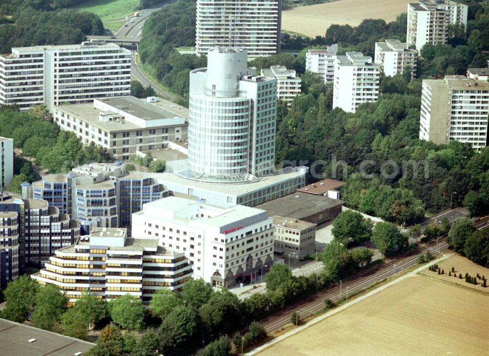 Frankfurt am Main from the bird's eye view: Büro- und Gewerbegebiet an der Frankfurter Straße 77 in Frankfurt Eschborn an der S-Bahn.