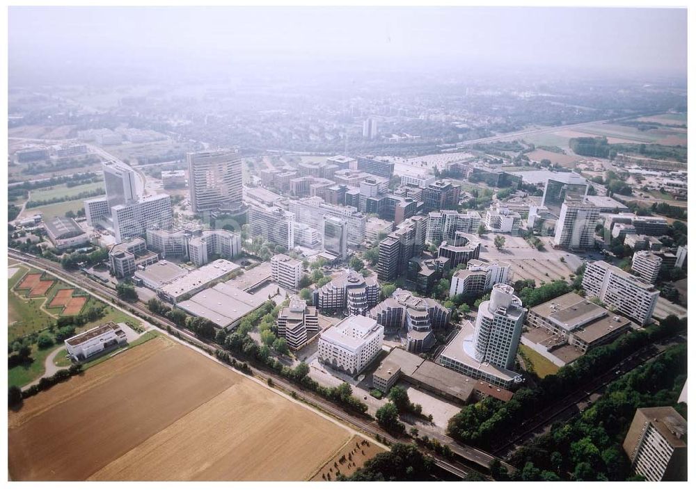 Aerial photograph Frankfurt am Main - Büro- und Gewerbegebiet an der Frankfurter Straße 77 in Frankfurt Eschborn an der S-Bahn.