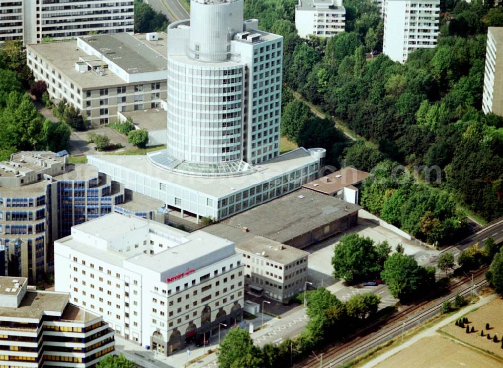 Frankfurt am Main from the bird's eye view: Büro- und Gewerbegebiet an der Frankfurter Straße 77 in Frankfurt Eschborn an der S-Bahn.